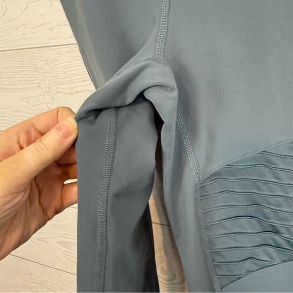 ALO Yoga Moto Leggings Gray/Blue Size Small - Picture 9 of 10